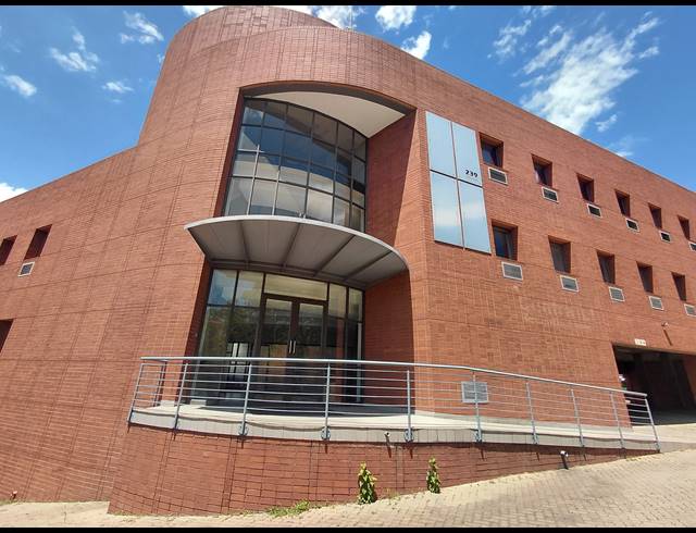 2,037M² OFFICE TO LET IN VORNA VALLEY